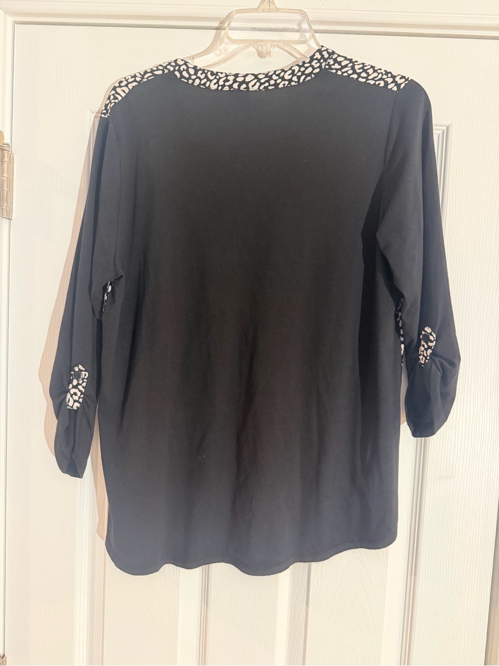 Ladies Size Large "CATHY" Black & White Animal-Print V-Neck Blouse GUC - Picture 6 of 7